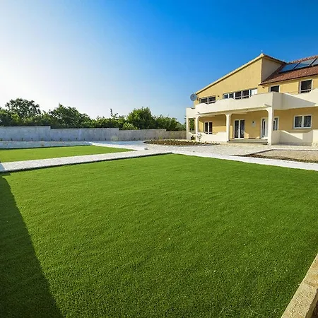 Villa Julija Gacelezi