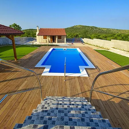 Villa Julija Gacelezi